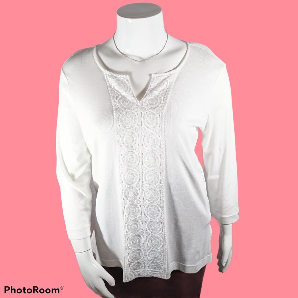 Pappagallo White Top w Embroidery down the center